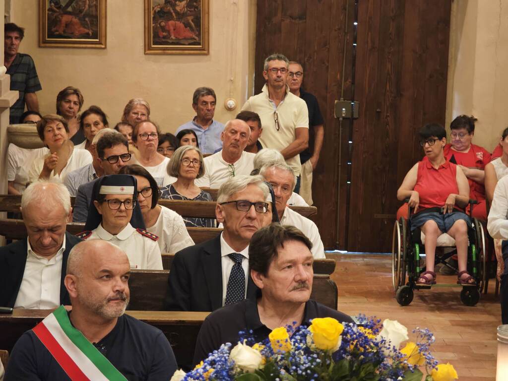 Astitillo Malgioglio segue la funzione religiosa