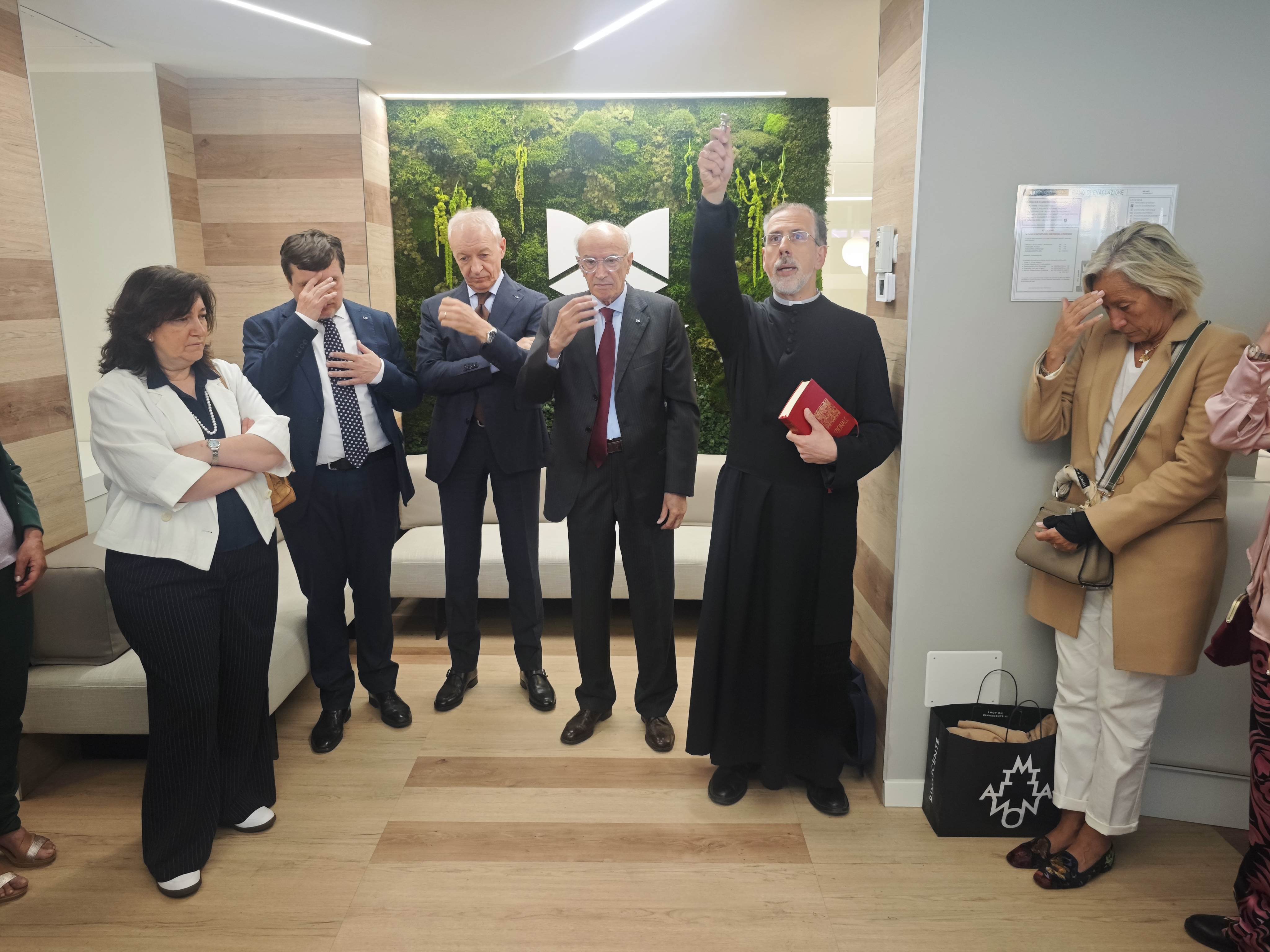 Don Matteo Baraldi ha benedetto i locali