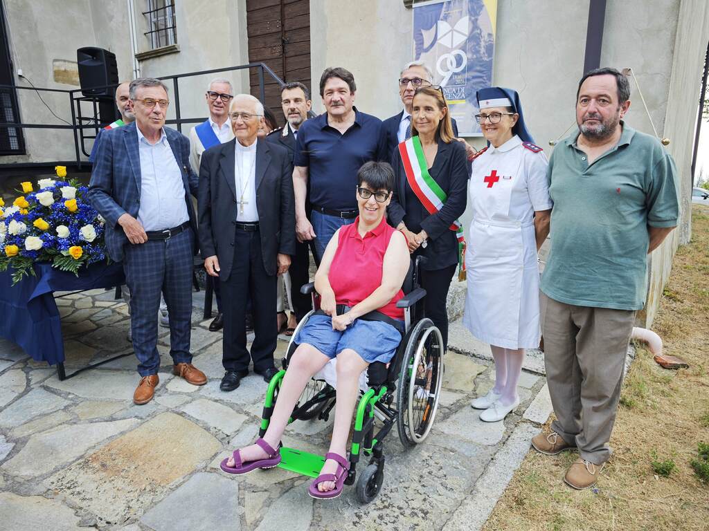 Foto di gruppo con il premiato