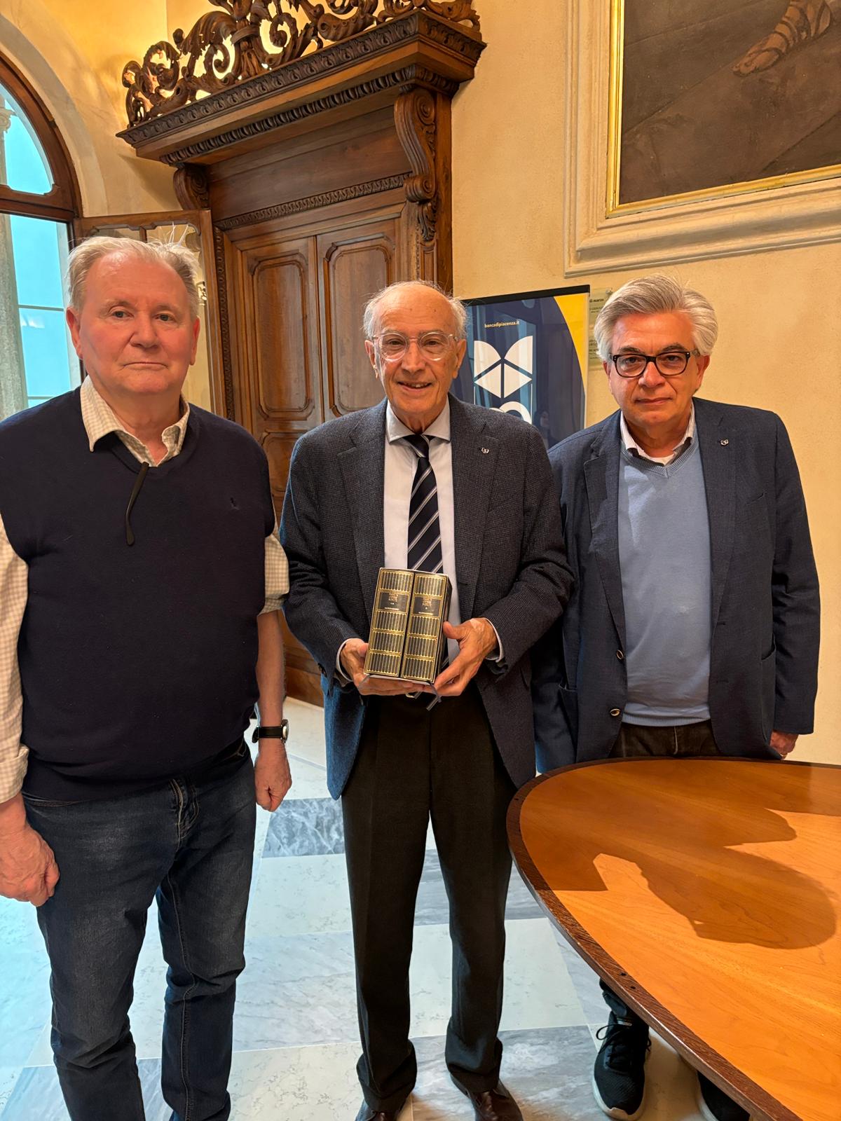 Giampiero Bellingeri, qui con Giuseppe Nenna ed Emanuele Galba, ha donato alla Banca due volumi del Nobel Pamuk