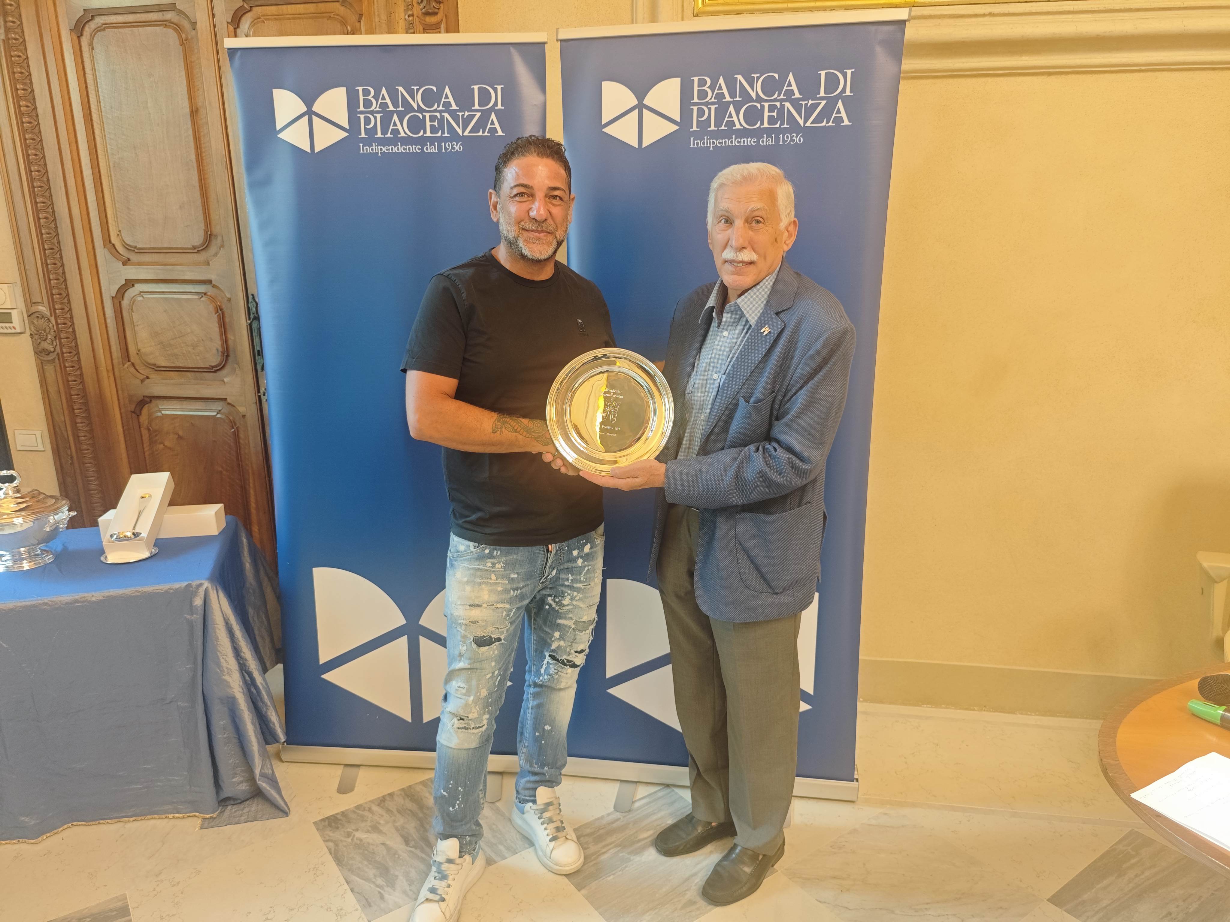 Giovanni Monopoli (terzo a pari merito) premiato da Mauro Sangermani
