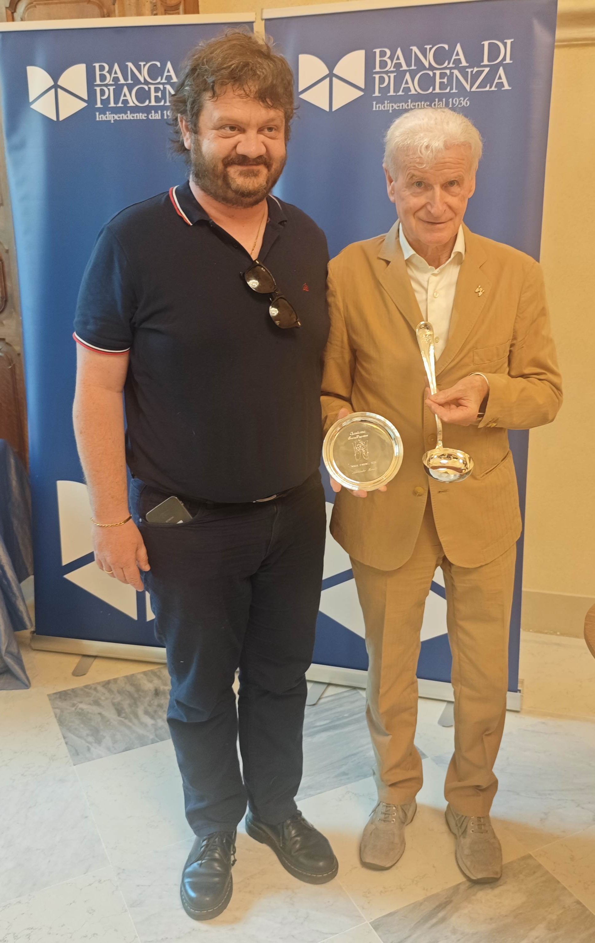 Il secondo classificato Alessandro Zanelli premiato da Alberto Paganuzzi