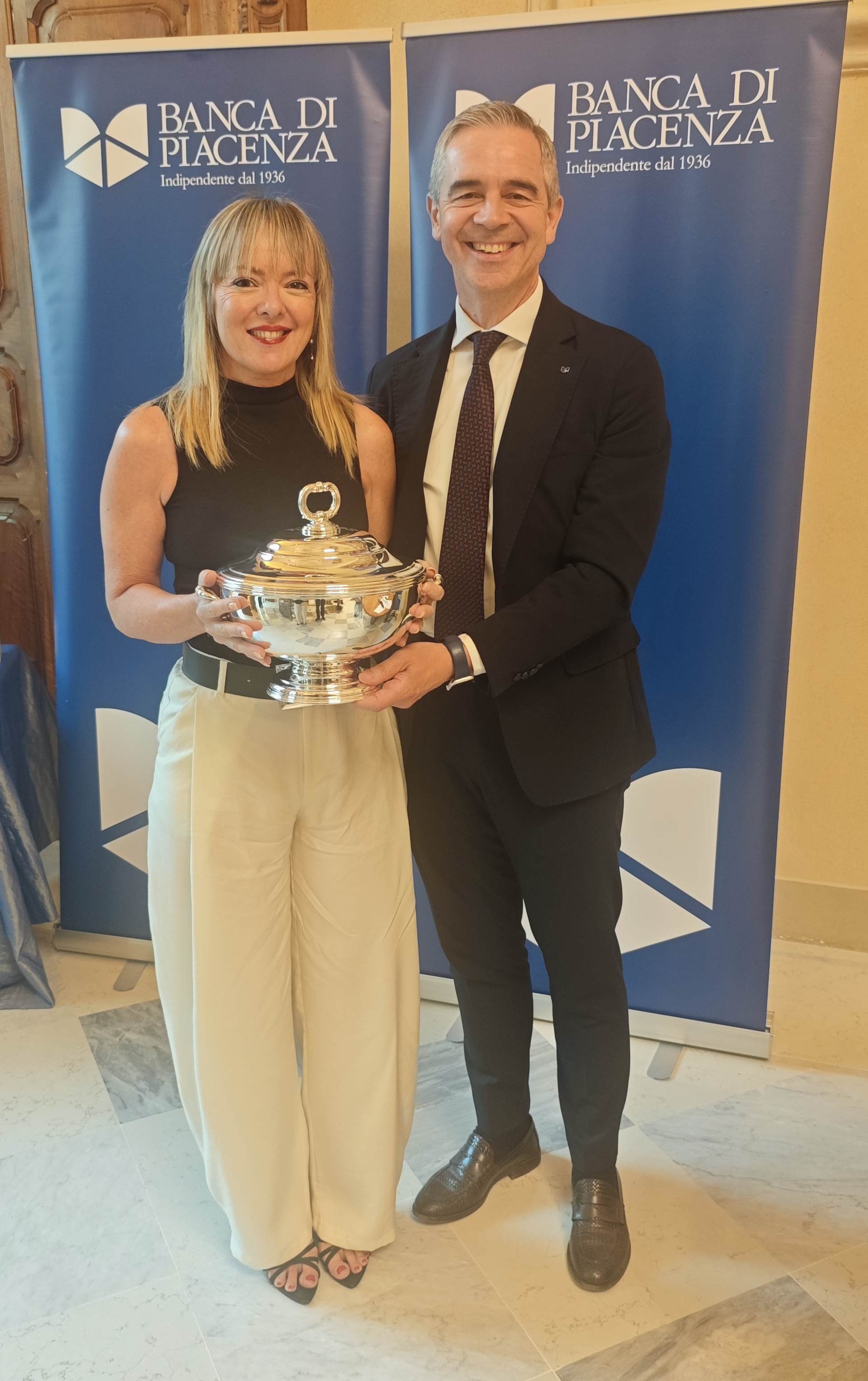 Pietro Boselli premia con la Suppera d'argint Viviana Bergamaschi