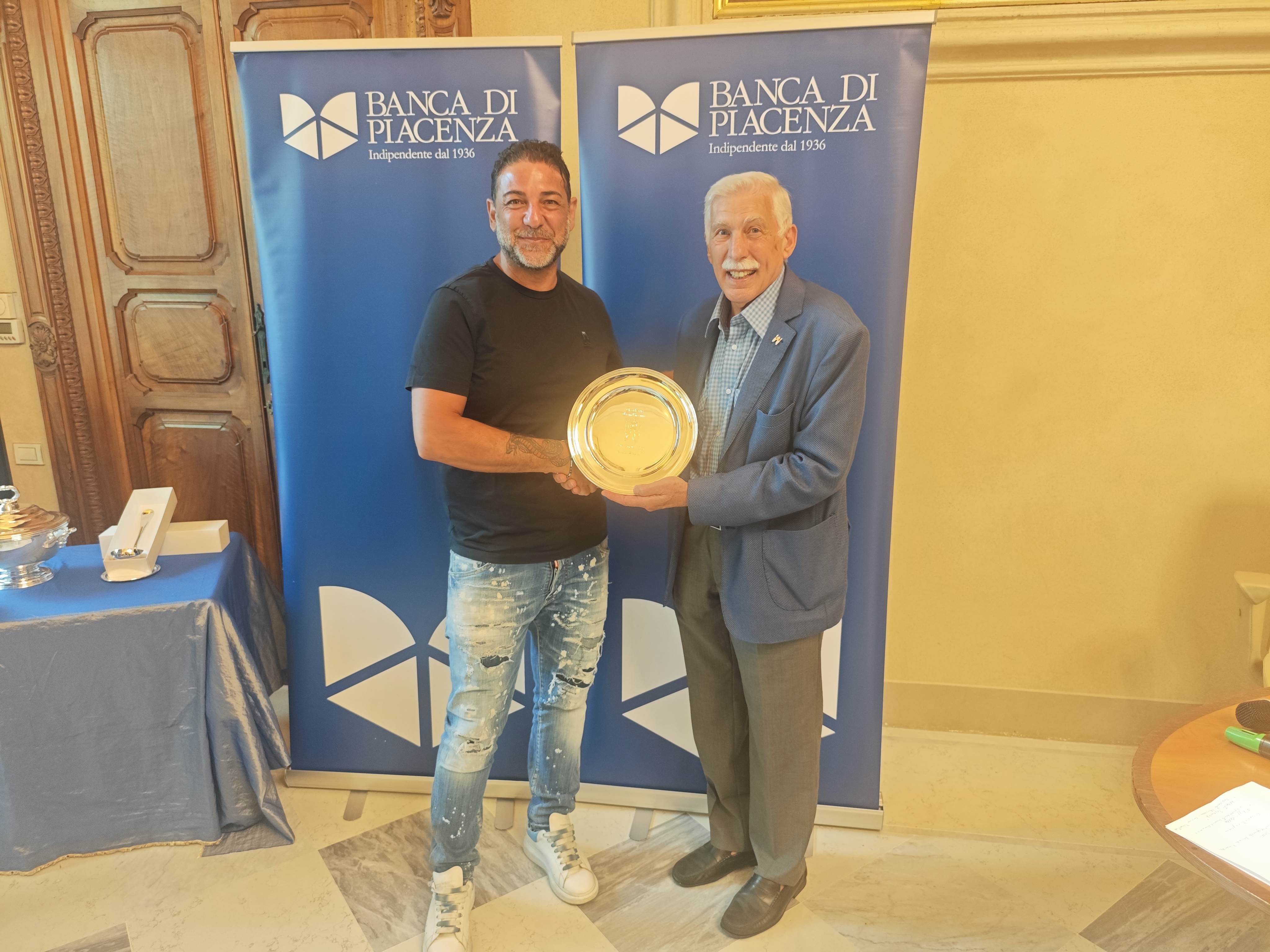 Stefano Jondini (terzo a pari merito) premiato da Mauro Sangermani