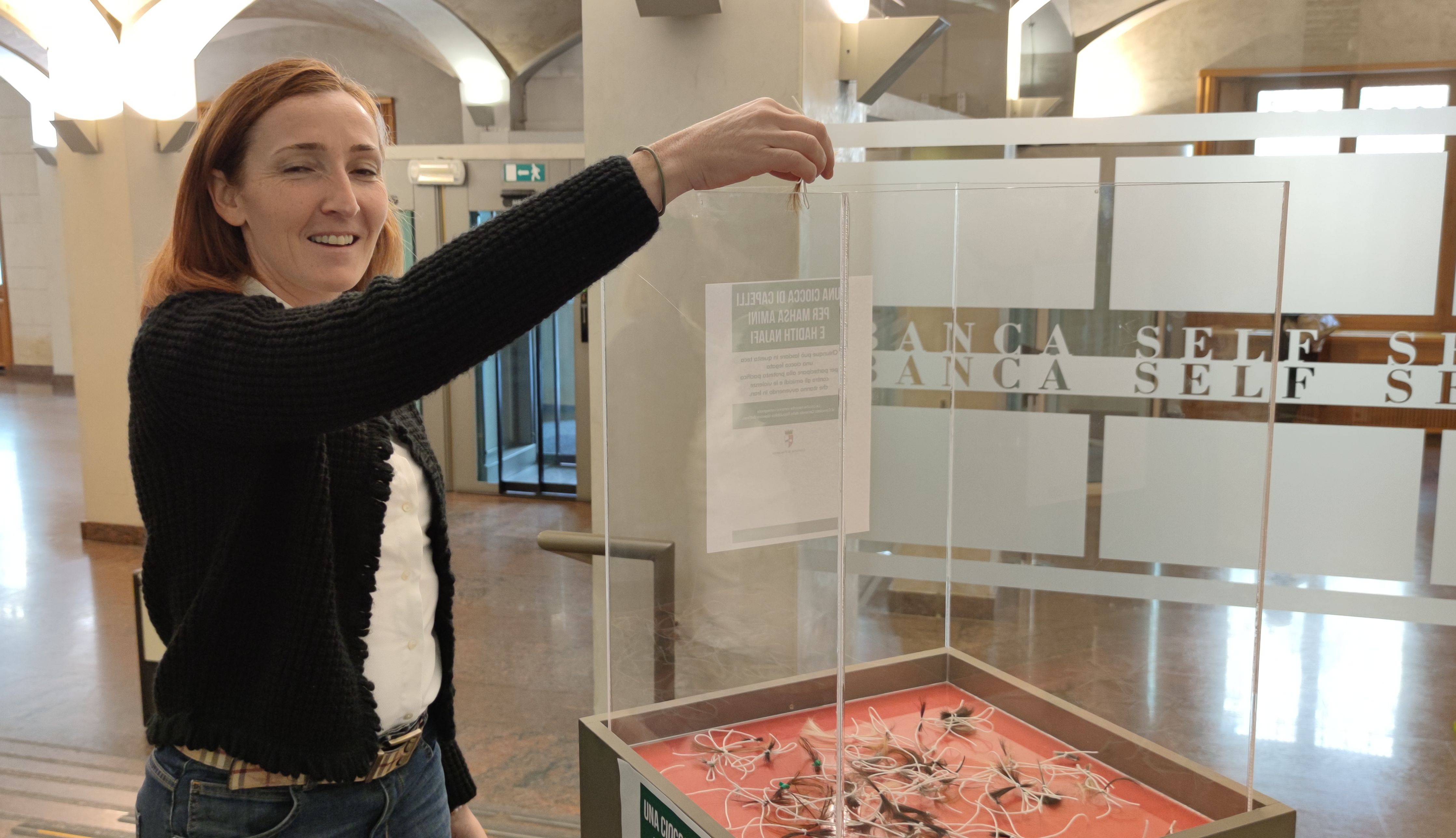 LA PRESIDENTE DELLA PROVINCIA MONICA PATELLI DONA LA CIOCCA DI CAPELLI A SOSTEGNO DELLE DONNE IRANIA