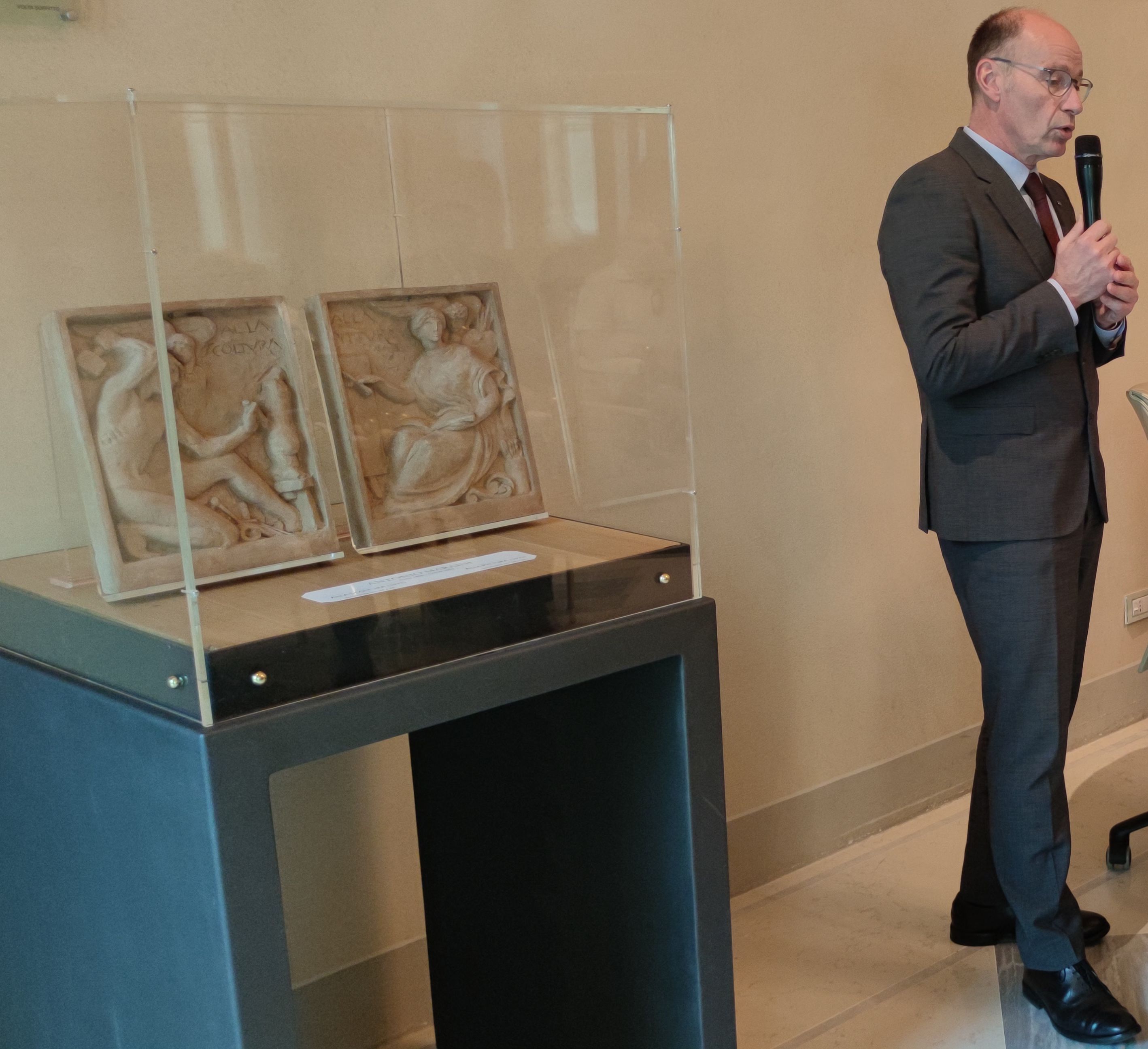 LA BANCA HA CONSEGNATO ALLA GALLERIA RICCI ODDI GLI STUDI PREPARATORI DELLE FORMELLE DI MARAINI
