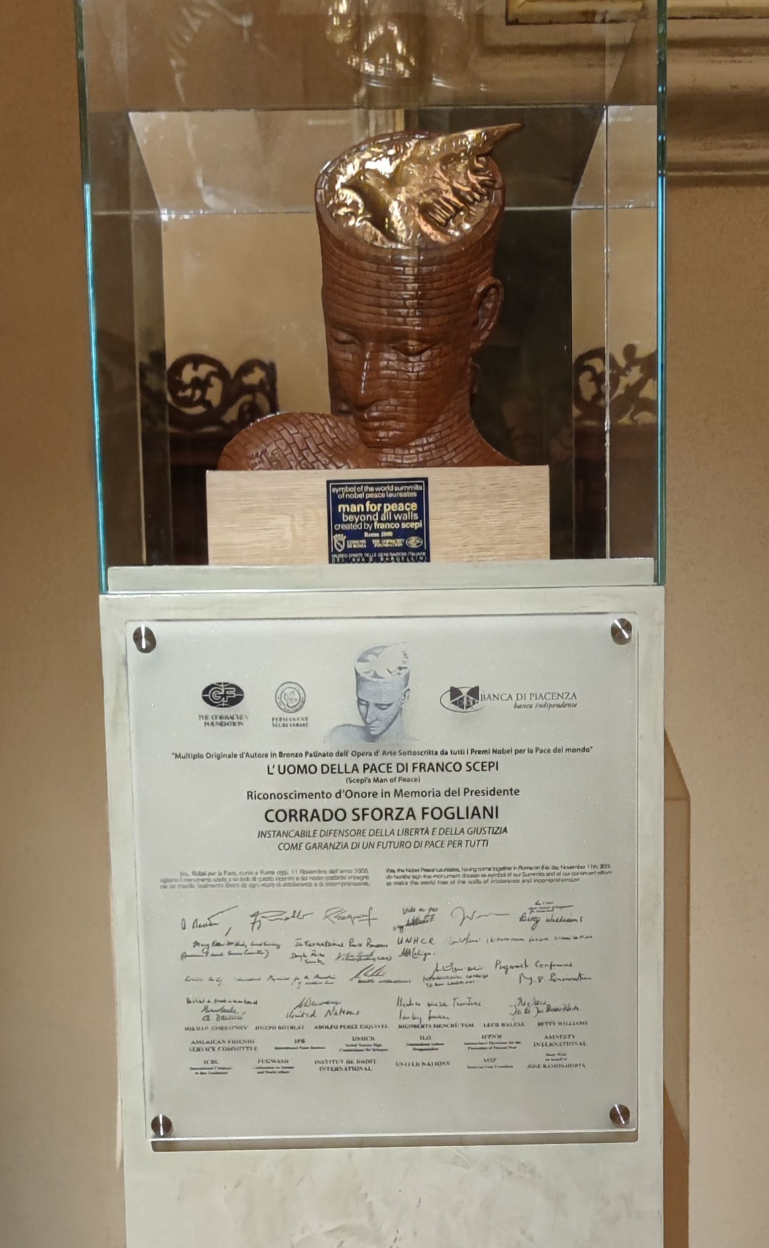 "L'UOMO DELLA PACE" DI SCEPI ALLA BANCA DI PIACENZA PER RENDERE OMAGGIO A CORRADO SFORZA FOGLIANI