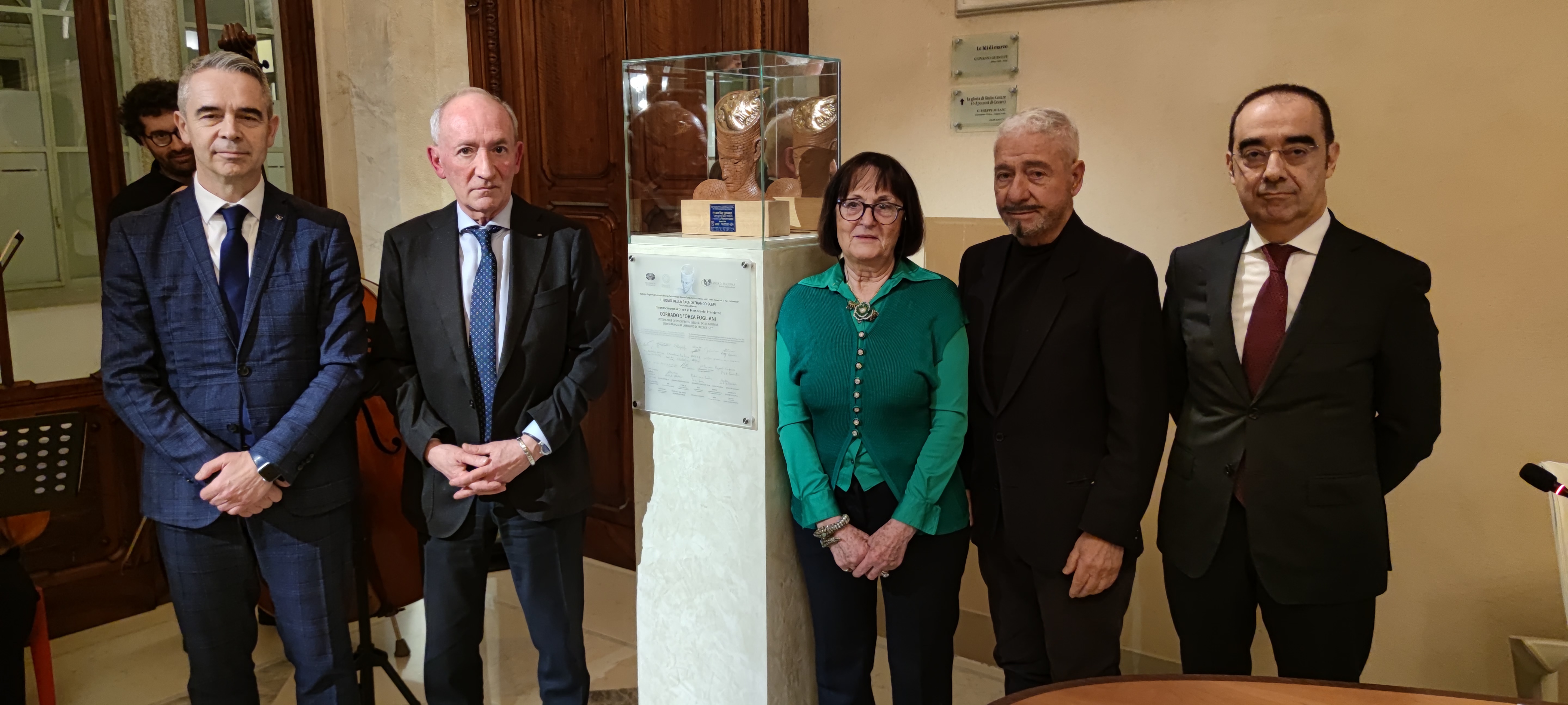 "L'UOMO DELLA PACE" DI SCEPI ALLA BANCA DI PIACENZA PER RENDERE OMAGGIO A CORRADO SFORZA FOGLIANI