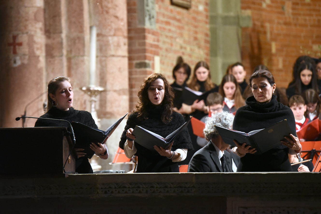 GLI AUGURI DI PASQUA TORNATI IN SAN SAVINO SPLENDIDA CORNICE E BASILICA GREMITA