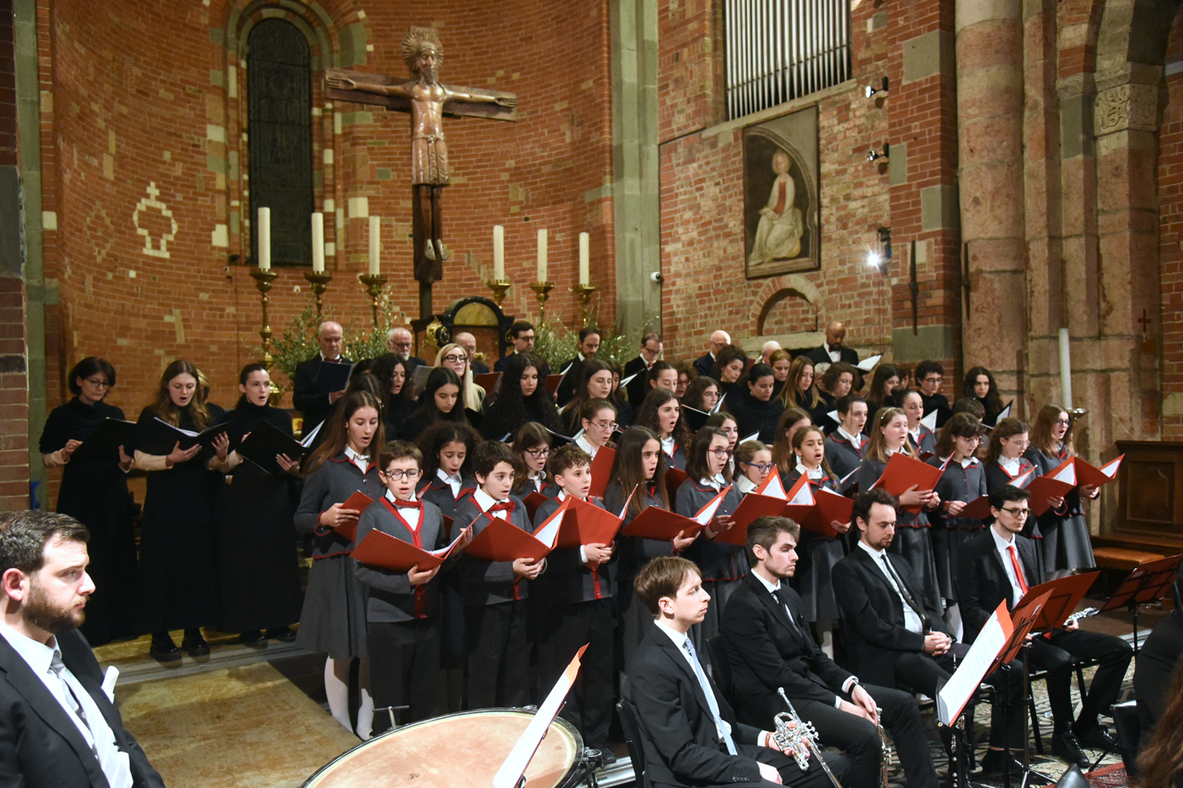 GLI AUGURI DI PASQUA TORNATI IN SAN SAVINO SPLENDIDA CORNICE E BASILICA GREMITA