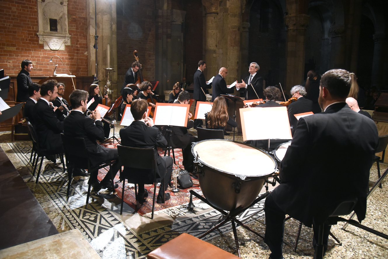 GLI AUGURI DI PASQUA TORNATI IN SAN SAVINO SPLENDIDA CORNICE E BASILICA GREMITA