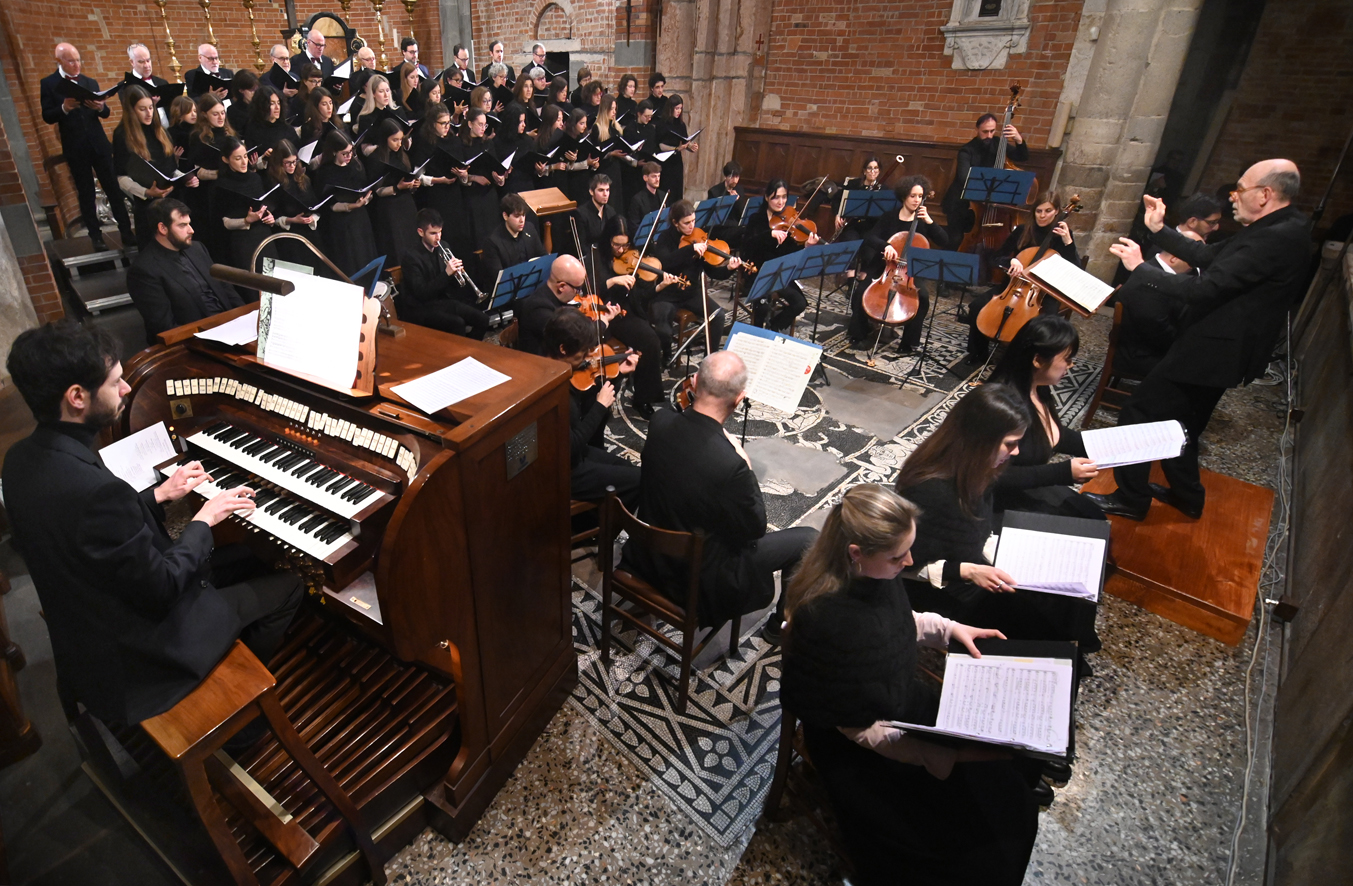 GLI AUGURI DI PASQUA BATTONO ANCHE IL MALTEMPO S. SAVINO GREMITA PER IL CONCERTO DELLA BANCA